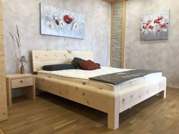 Zirbenbett Linderhof vom Wohnwerkhaus Sulzemoos | Schreinerei Schuster | Massivholzbettproduktion bei München