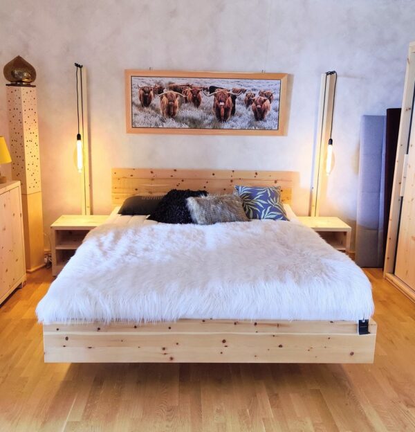 Zirbenholzbett Murnau, mit Nachttisch, schwebend in Komforthöhe, schlicht und elegant charmant 180x200 | 200x200 | 160x200 | 140x200 Singlebett, Doppelbett, Seniorenbett