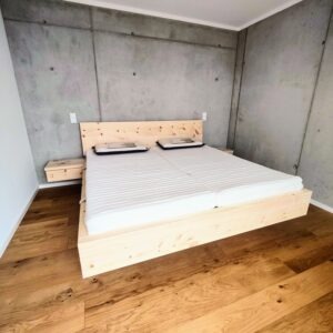 Zirbenbett Oberstdorf schwebend mit Nachttisch schwebend 70 mm Materialstärke von Schreinerei Schuster Sulzemoos bei München, Augsburg und Ingolstadt