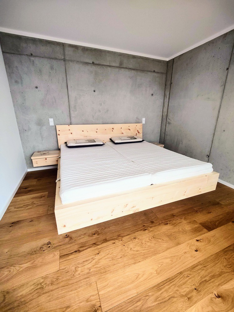 Zirbenbett Oberstdorf schwebend mit Nachttisch schwebend 70 mm Materialstärke von Schreinerei Schuster Sulzemoos bei München, Augsburg und Ingolstadt