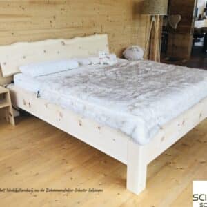Zirbenholzbett | Zirbenbalkenbett Modell Starnberg, mit massiven Balken aus Zirbenholz mit Kopfteil und Naturkante oben Füße 10x10 cm | 160x200, 180x200, 200x200