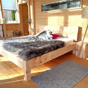 Zirbenholzbett | Zirbenbalkenbett Modell Starnberg, mit massiven Balken aus Zirbenholz mit Kopfteil und Naturkante oben Füße 10x10 cm | 160x200, 180x200, 200x200 made in Bayern - Sulzemoos bei Dachau - Schreinerei Schuster