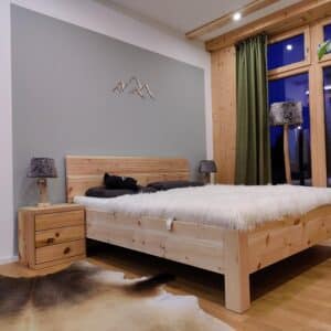 Zirbenholzbett Lindau mit Komforthöhe 180x200 | 200x200 mit Rillen im Kopfteil