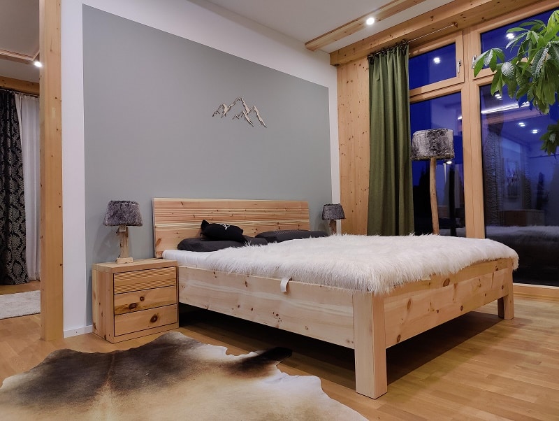 Zirbenholzbett Lindau mit Komforthöhe 180x200 | 200x200 mit Rillen im Kopfteil