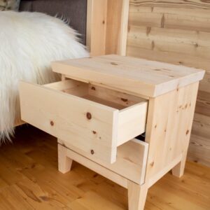 Zirbennachttisch München mit offener Schublade von der Seite