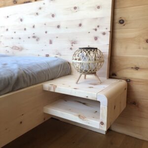 Zirbennachttisch -Nachttisch aus Zirbenholz schwebend Modell Passau