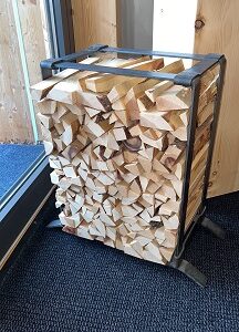 Brennholzlege mit Zirbenholz