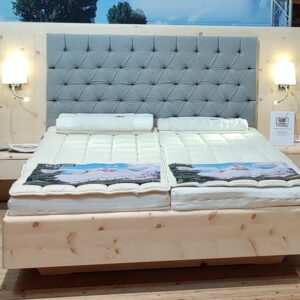 Zirbenbett - Zirbenholzbett Friedberg bei Augsburg - Polster in Loden mit Wandverkleidung, Nachttisch und Leselampe