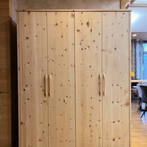 Faltürenschrank mit 4 Türen Breite 182 cm Höhe 225 cm für kleine Räume aus Zirbenholz, Zirbenfalttürenschrankaus nachhaltig Forstwirtschaft