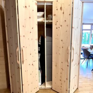 Zirbenholzfalttürenschrank inklusive Inneneinteilung mit Fachböden und Kleiderstange
