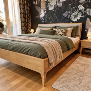 Zeitloses Massivholzbett aus Eiche – natürliche Holzmaserung trifft modernes Design und hohen Schlafkomfort.
